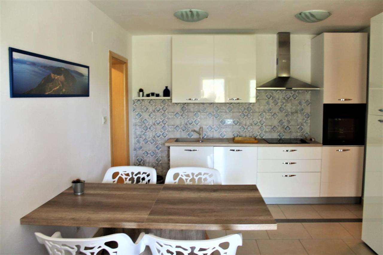 Apartmani Klaudija Valun Exteriör bild